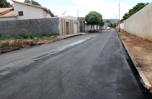 Brumado: Após meses parada, pavimentação asfáltica em algumas ruas do Bairro Santa Tereza é retomada