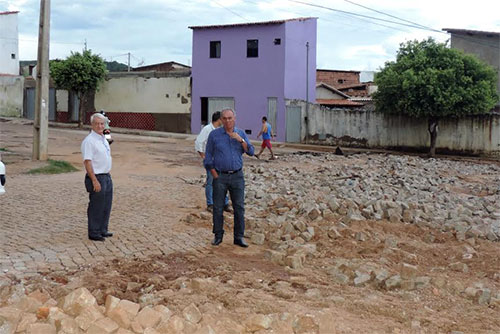 Prefeito Aguiberto visita os bairros da cidade afetados pelas chuvas e já estuda adoção de estado de emergência