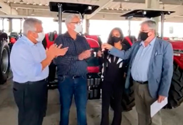 Brumado: Vereador Rubens Araújo recebe máquina agrícola para zona rural de Brumado