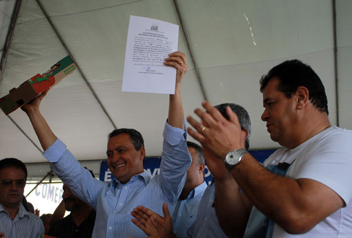 Rui inaugura Ponto Cidadão e assina convênios que fortalecem agricultura em Barra da Estiva