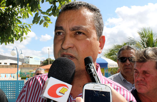 Trilhos da Ferrovia Oeste-Leste são desembarcados no Porto de Ilhéus; Rui Costa comemora