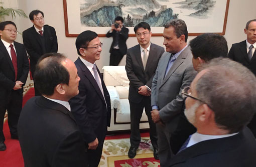 Rui assina acordo e grupo chinês vai investir na construção e operação do Porto Sul e Fiol