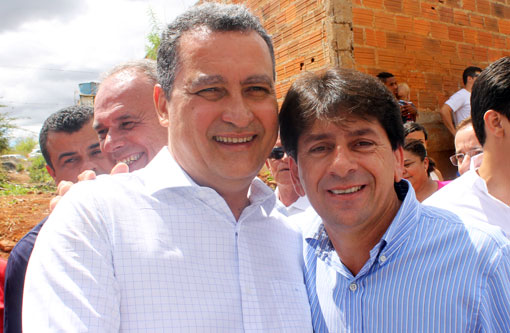 Aracatu: Prefeito Sérgio Maia participa de solenidade de entrega de residências em Brumado