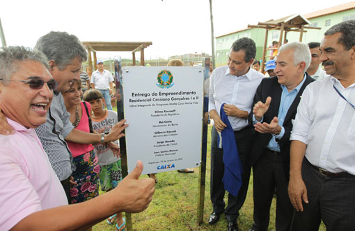 Governador visita colégio estadual e entrega casas em Itapetinga