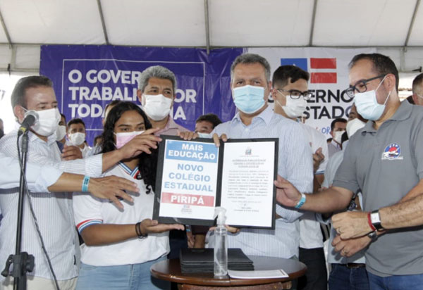 Em Piripá, Rui autoriza construção de escola e obras de urbanização