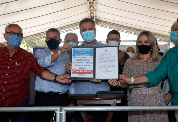 Em Guanambi, Rui entrega requalificação da BA-612 e autoriza mais R$ 35 milhões em investimentos