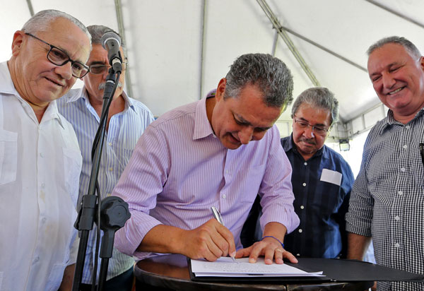 Em Paramirim, Rui entrega novas instalações de colégio estadual e anuncia novos investimentos