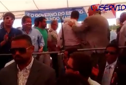 Rui  Costa é chamado de 'covarde' e abandona palanque em Vitória da Conquista