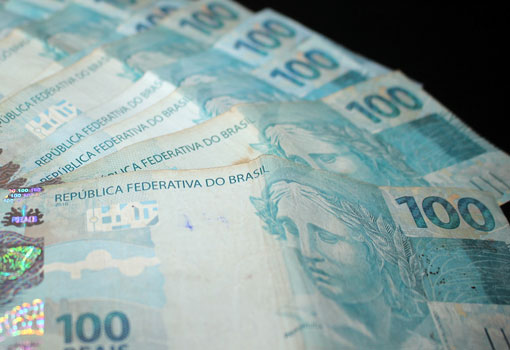 Governo reduz de R$ 1.002 para R$ 998 previsão do salário mínimo em 2019