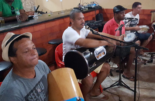 Neste sábado (03) tem o grupo Sambolô no Escritório Bar