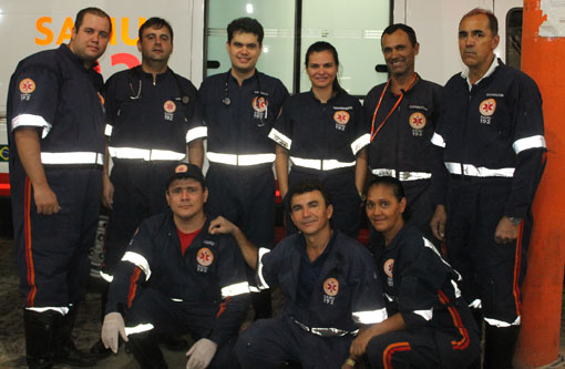 BR-030: Ônibus com romeiros tomba após motorista desviar de caminhão