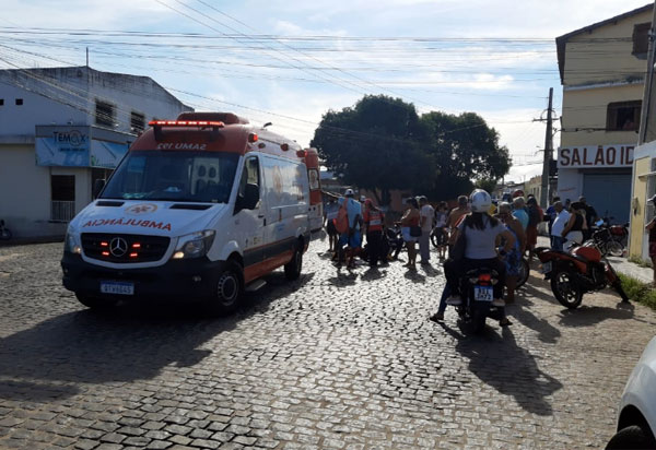 Brumado: Cavalo corre pelas ruas e provoca acidente com moto na Praça Heráclito Cardoso