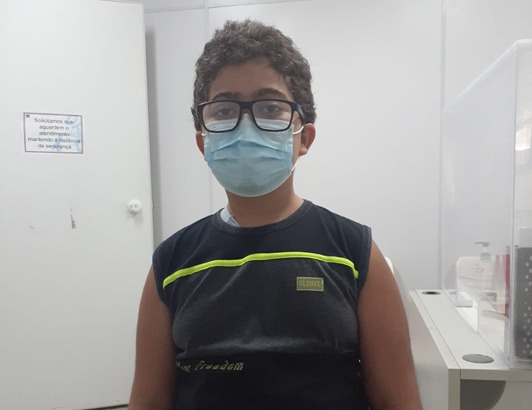 Criança realiza cirurgia inédita no estado, deixa cadeira de rodas e máscara de oxigênio após atuação da Defensoria