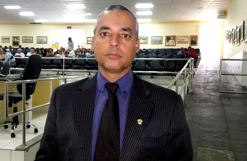 Brumado: 'há deputados que aparecem aqui igual a Copa do Mundo, em 4 em 4 anos, com dinheiro no bolso, comprando votos', diz vereador Santinho