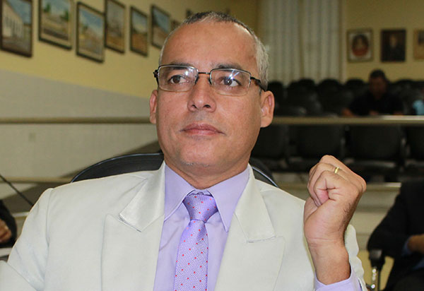 Brumado: Suplente, Santinho pede na justiça vaga do vereador eleito Vanderlei 'Boca'