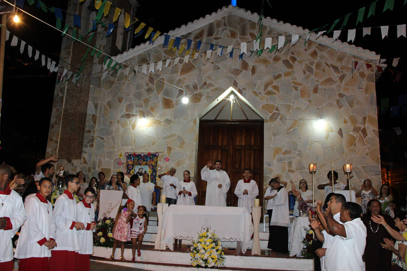 Fiéis celebram a festa de Santo Antônio em Brumado