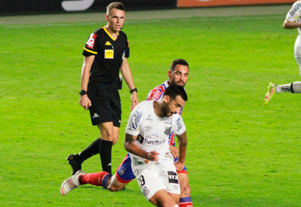 Brasileirão: Santos e Bahia empatam sem gols na Vila Belmiro