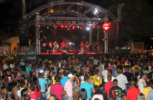 Confira as fotos do primeiro dia do São Pedro do Bairro Olhos D'Água