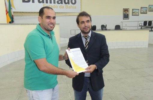 Brumado: Alessandro Lôbo entrega autógrafo de projeto de autorização de consórcio para implantação de Policlínica Regional a secretário municipal de Saúde