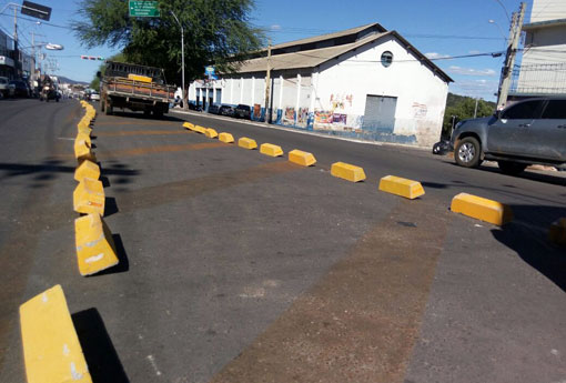 Brumado: segregadores de tráfegos estão sendo instalados na Avenida Centenário