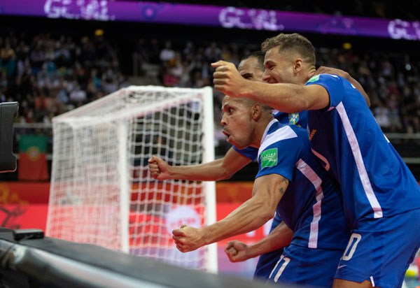 Brasil vence Cazaquistão de virada e leva bronze no Mundial de Futsal