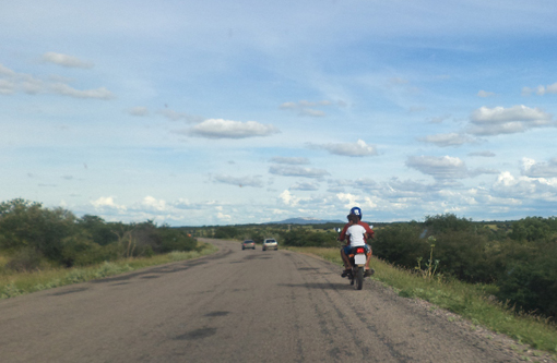 BR-030: Criança sem capacete é transportada em moto