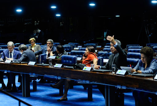 Senadores querem saída de Temer da Presidência e realização de eleições