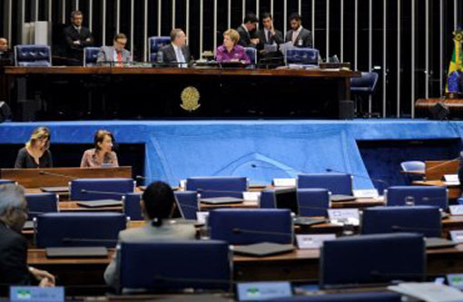 Comissão aprova Orçamento de 2016 e governo evita corte no Bolsa Família