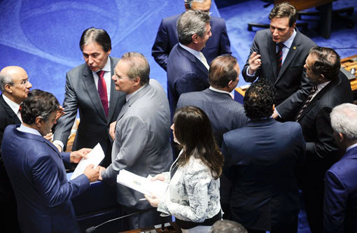 Senadores aprovam PEC que abre janela para troca de partidos