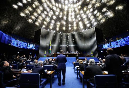 Senado aprova cláusula de barreira a partir de 2018 e fim de coligação para 2020