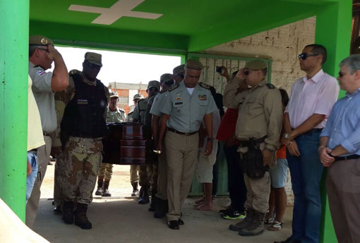 PMs executados durante tentativa de assalto a banco são enterrados em Bom Jesus da Lapa