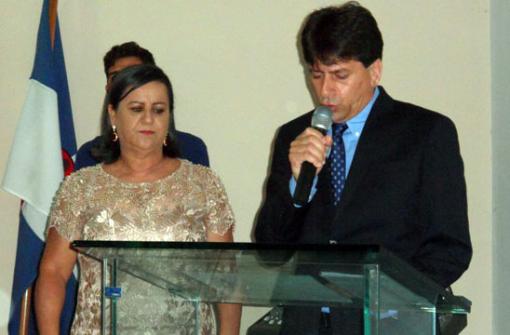 Prefeito reeleito, Sérgio Maia toma posse em Aracatu