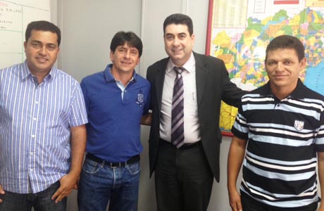 Sérgio Maia em busca de uma agência bancária para Aracatu