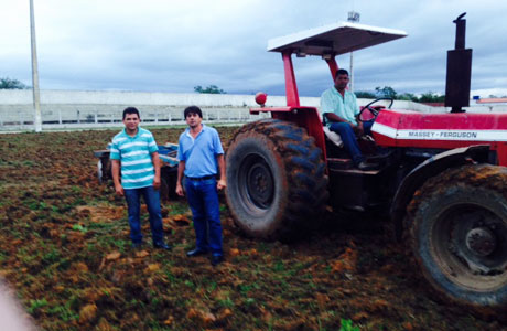 Prefeitura de Aracatu inicia recuperação do gramado do estádio Libério Alves Maia