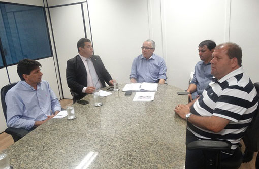 Prefeito de Aracatu quer levar água para 500 famílias moradores do distrito rural de Piabanha