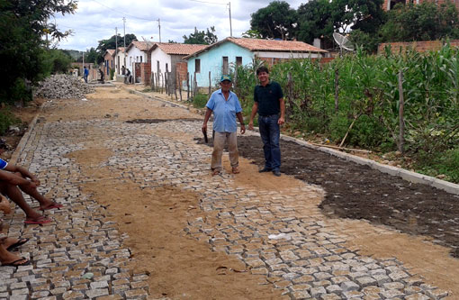 Aracatu: Prefeitura realiza pavimentação de ruas