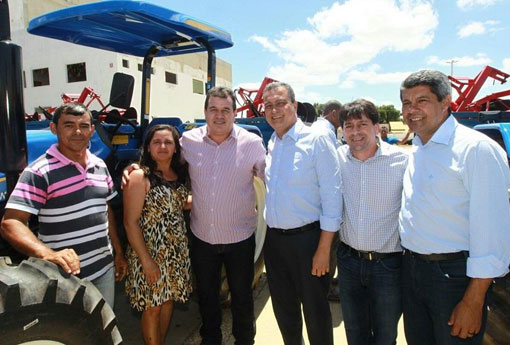 Aracatu: prefeito Sérgio Maia participa da entrega de tratores à Associação do Jacaré