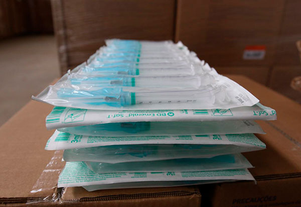 Lote com quatro milhões de seringas para vacinação da Covid chega a Salvador