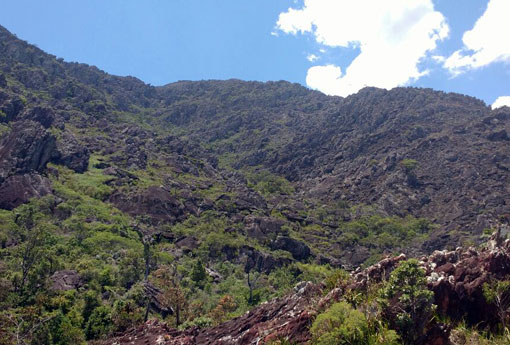 Bombeiros controlam incêndio na Reserva Natural Serra das Almas