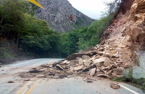 Deslizamento de terra provoca interdição na serra de Rio de Contas