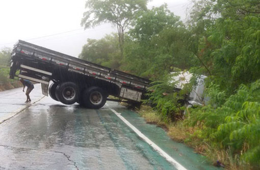 BA-148: Caminhão desliza na rodovia devido a chuva e fica com parte da carroceria fora da pista
