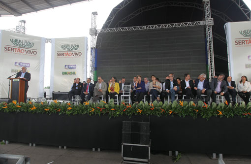 Deputada Ivana Bastos participa de ato com a presidente e o governador