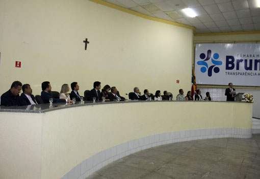 Ouça o áudio da Sessão Solene de entrega de Título de Cidadão Brumadense ao Desembargador Lourival Trindade