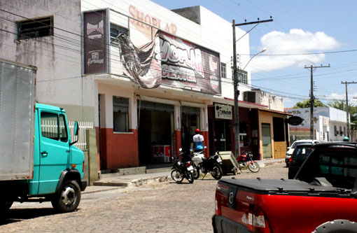 Brumado: Bandidos armados assaltam supermercado e agridem gerente