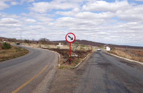 Brumado: Placas de sinalização são colocadas na rotatória da BR-030; local onde já aconteceram vários acidentes