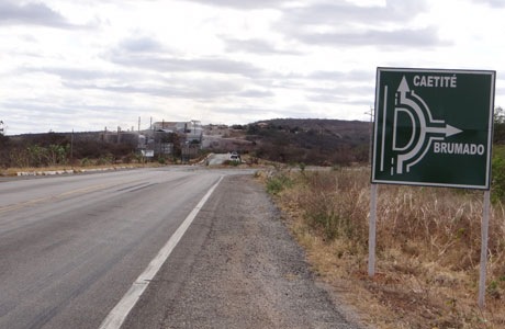 Brumado: Placas de sinalização são colocadas na rotatória da BR-030; local onde já aconteceram vários acidentes