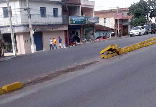 Brumado: vândalos Destroem sinalização de trânsito na Avenida Centenário 