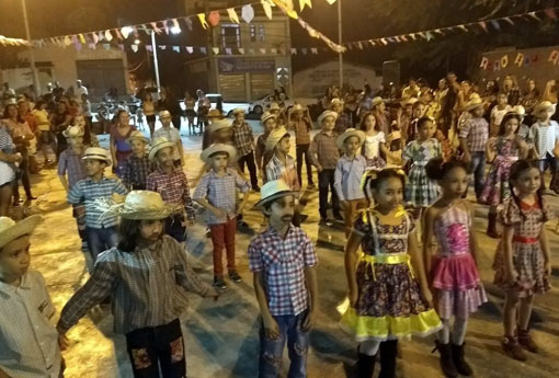 Brumado: Escola Municipal Armida Maria Azevedo realiza festa junina na Praça Donatila Lobo