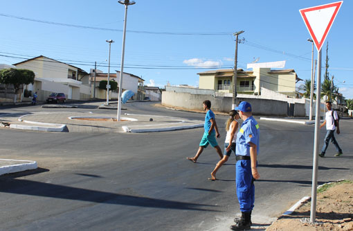 Brumado: SMTT realiza ação educativa para instruir condutores no uso de rotatória
