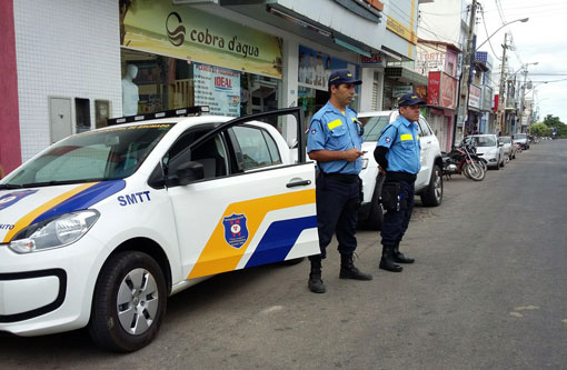 Brumado: SMTT faz operação para estacionamento em linha reta na Coronel Tibério Meira